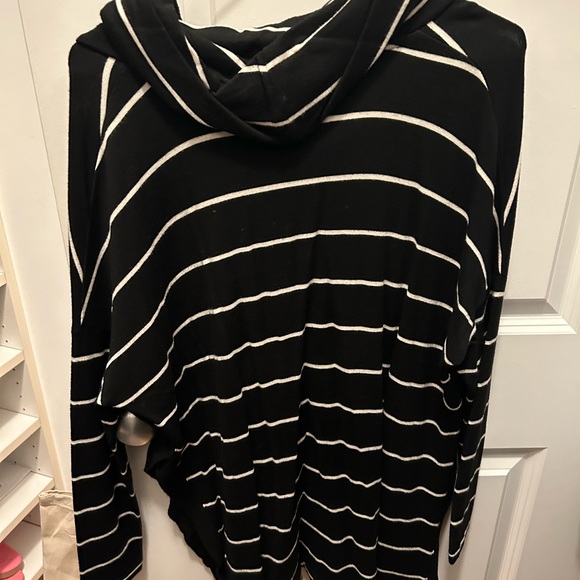 GREAT CONDITION size small Lou and Grey super soft Pullover - Picture 3 of 4